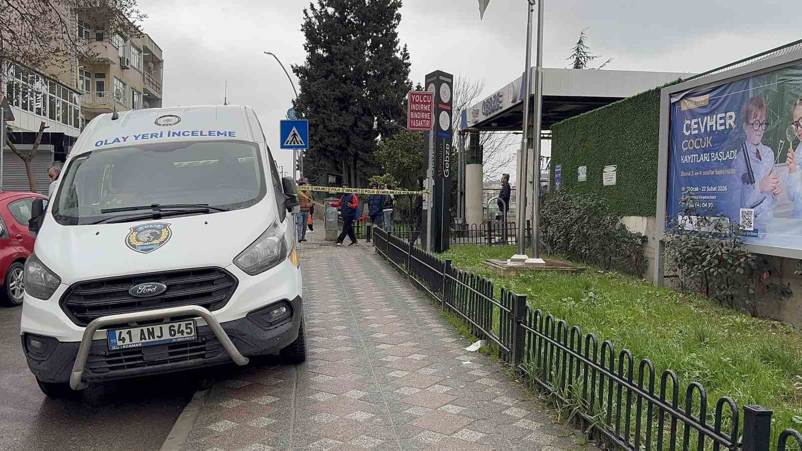 Gebze’de tren istasyonunda silahla vurulan kadın hayatını kaybetti

