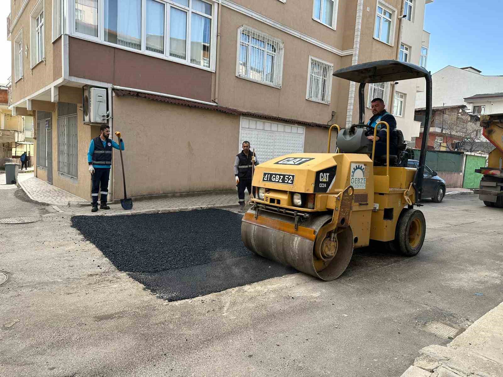Gebze’de ulaşım konforu için asfalt yama çalışması yapılıyor
