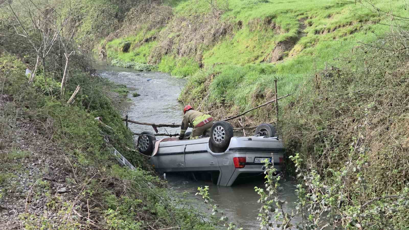 Gece dereye yuvarlanan otomobil sabah fark edildi
