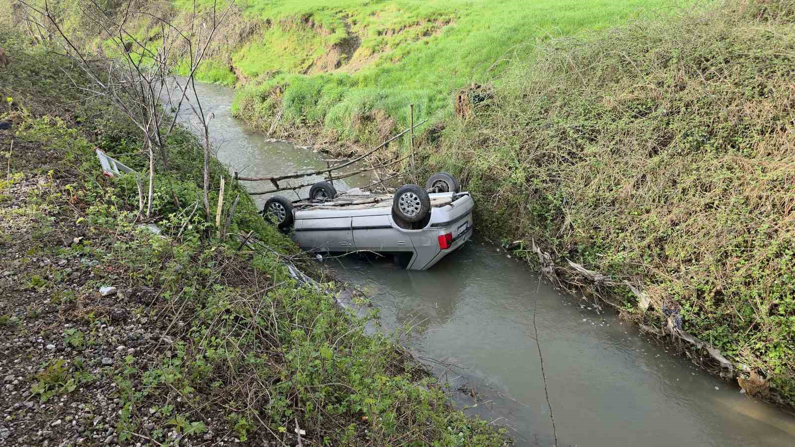 Gece dereye yuvarlanan otomobil sabah fark edildi

