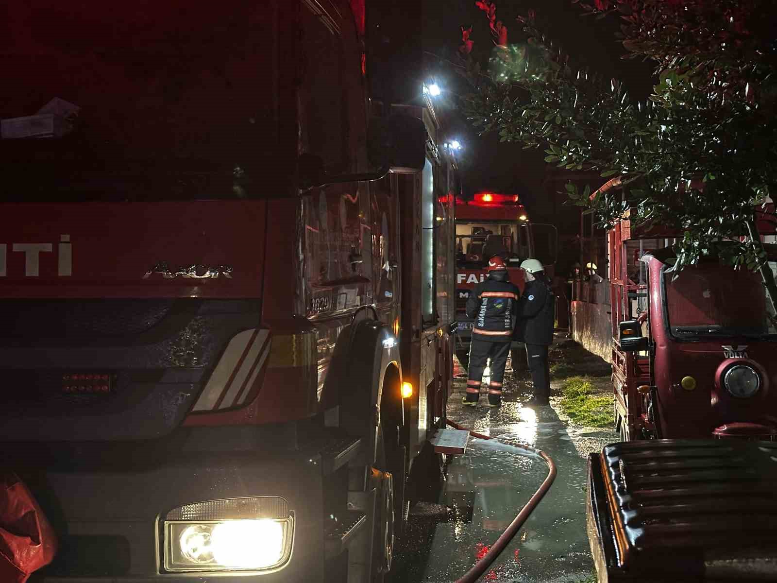 Gece saatlerinde müstakil evde çıkan yangın itfaiye ekiplerince söndürüldü
