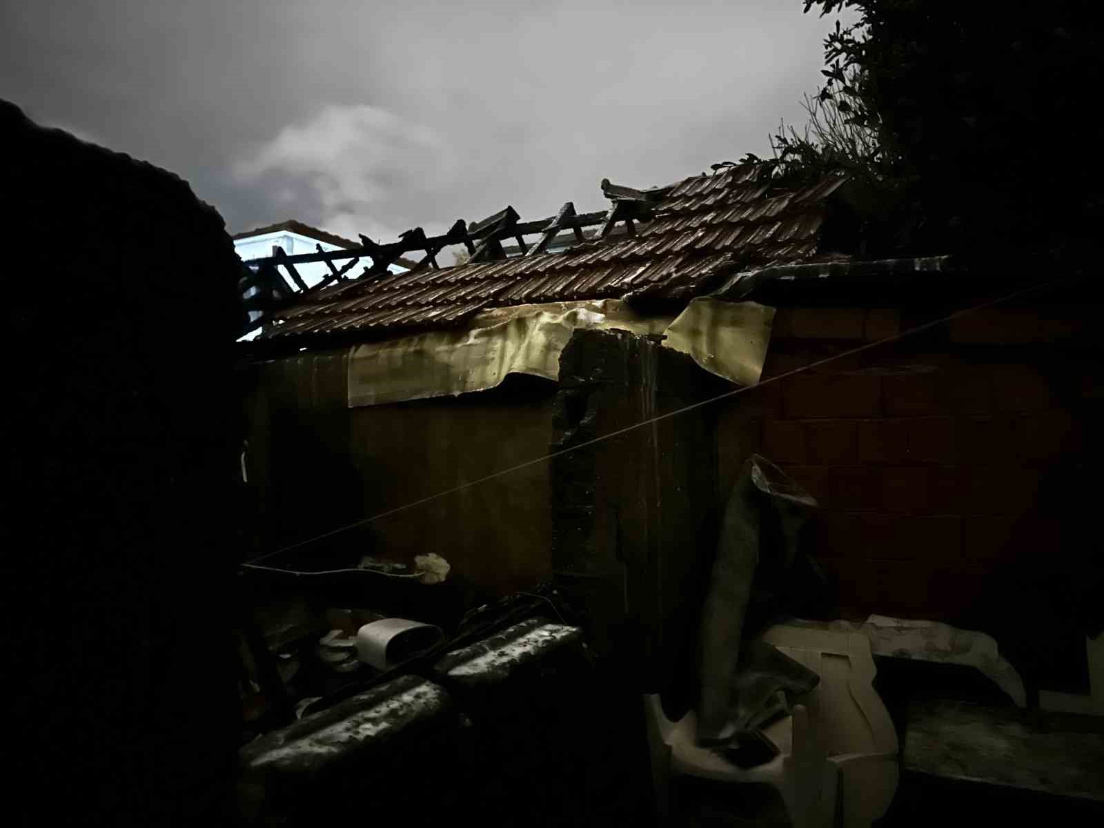 Gece saatlerinde müstakil evde çıkan yangın itfaiye ekiplerince söndürüldü
