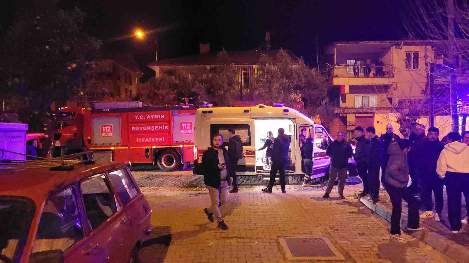 Gece yarısı evden alevler yükseldi, mahalleli sokağa döküldü
