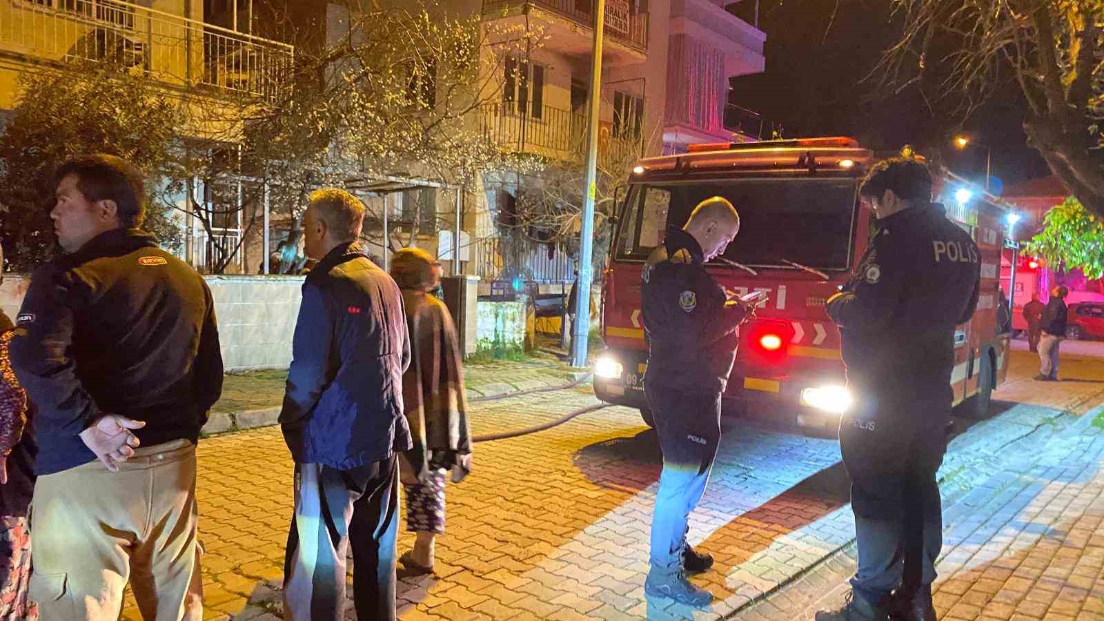 Gece yarısı evden alevler yükseldi, mahalleli sokağa döküldü
