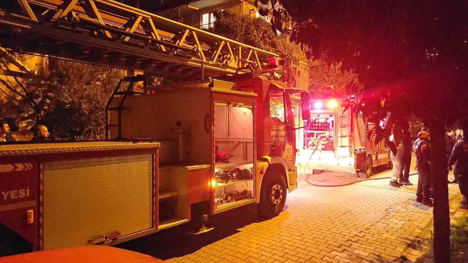 Gece yarısı evden alevler yükseldi, mahalleli sokağa döküldü
