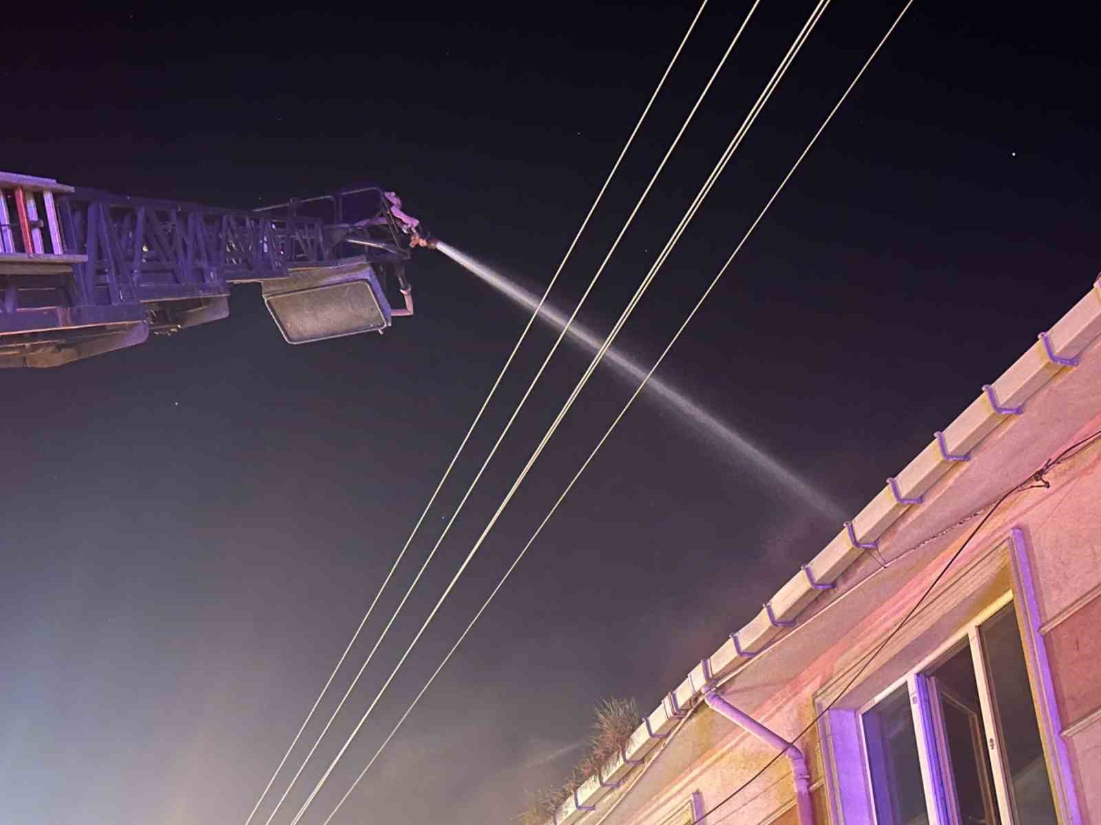 Gece yarısı korkutan yangın: Evde uyuyan kişi kurtarıldı
