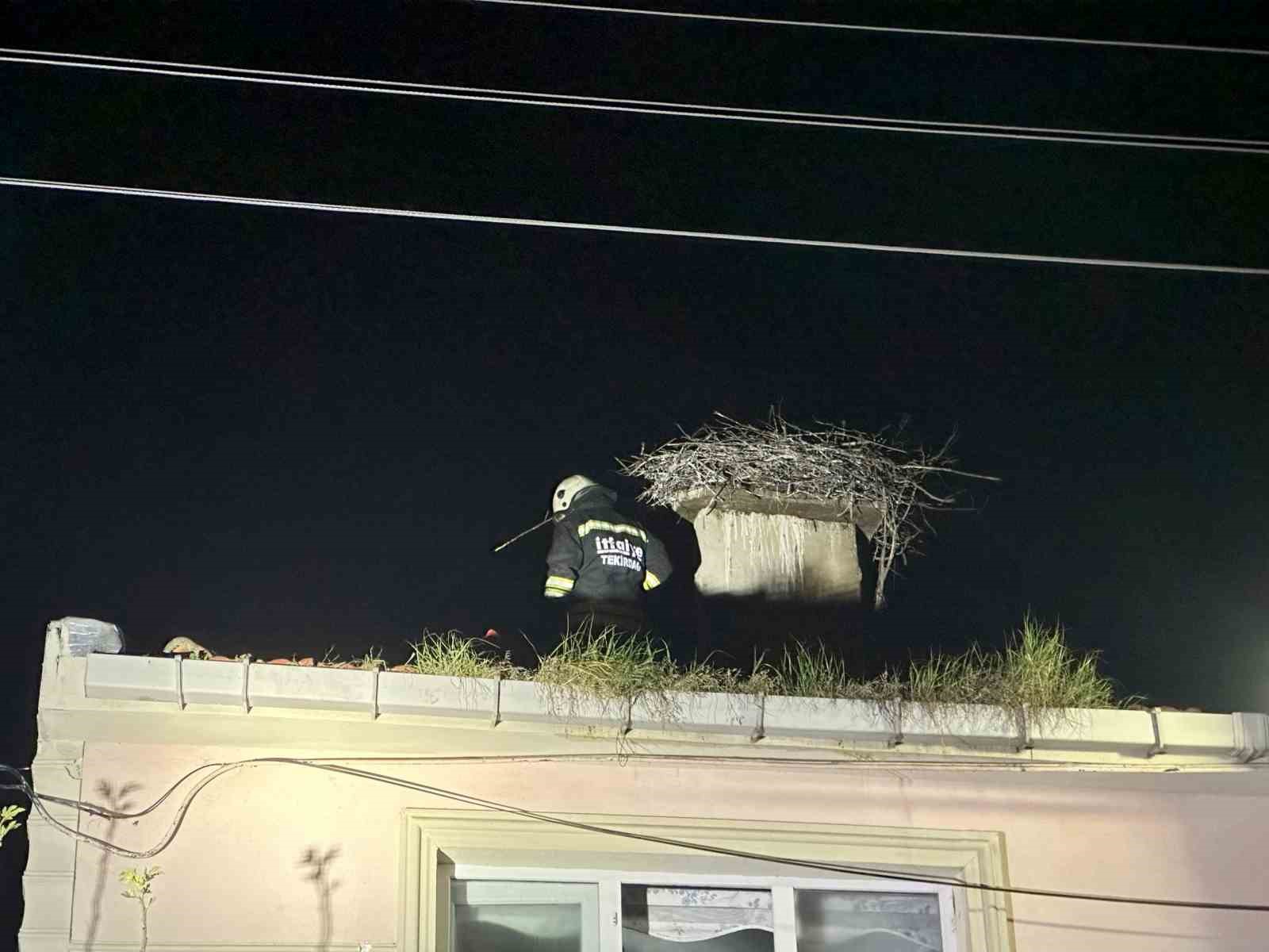 Gece yarısı korkutan yangın: Evde uyuyan kişi kurtarıldı
