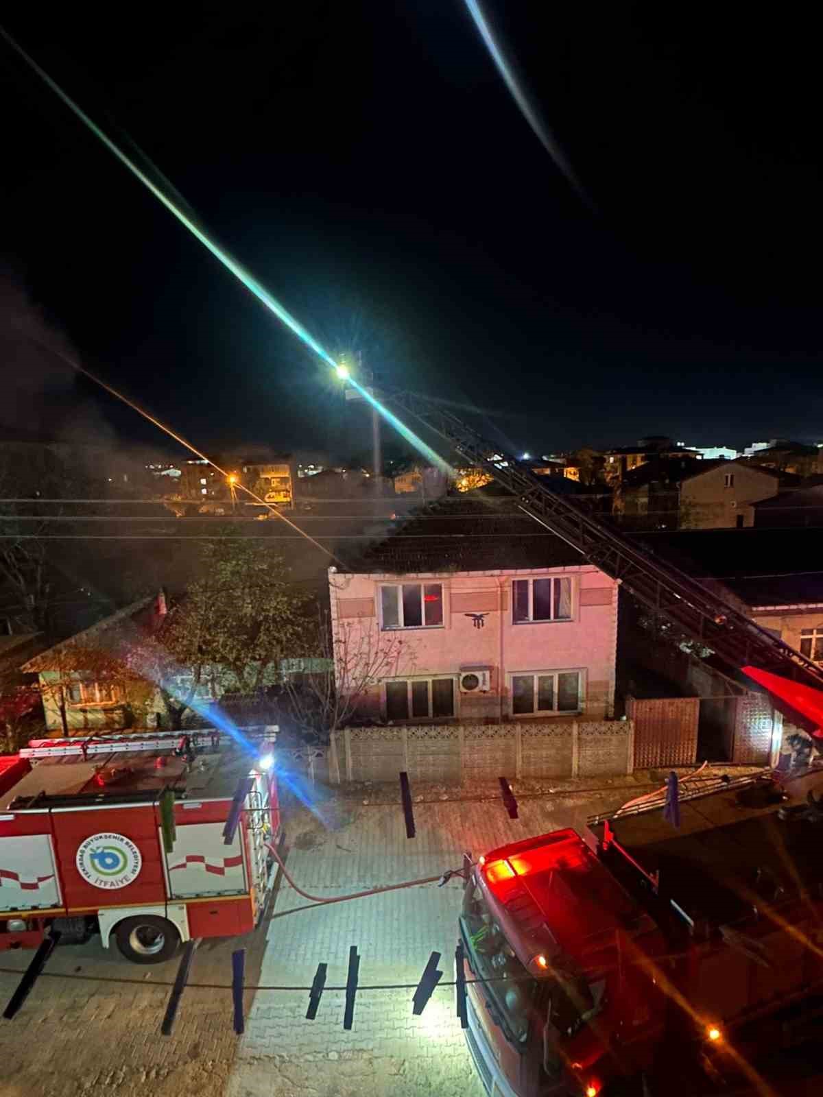 Gece yarısı korkutan yangın: Evde uyuyan kişi kurtarıldı
