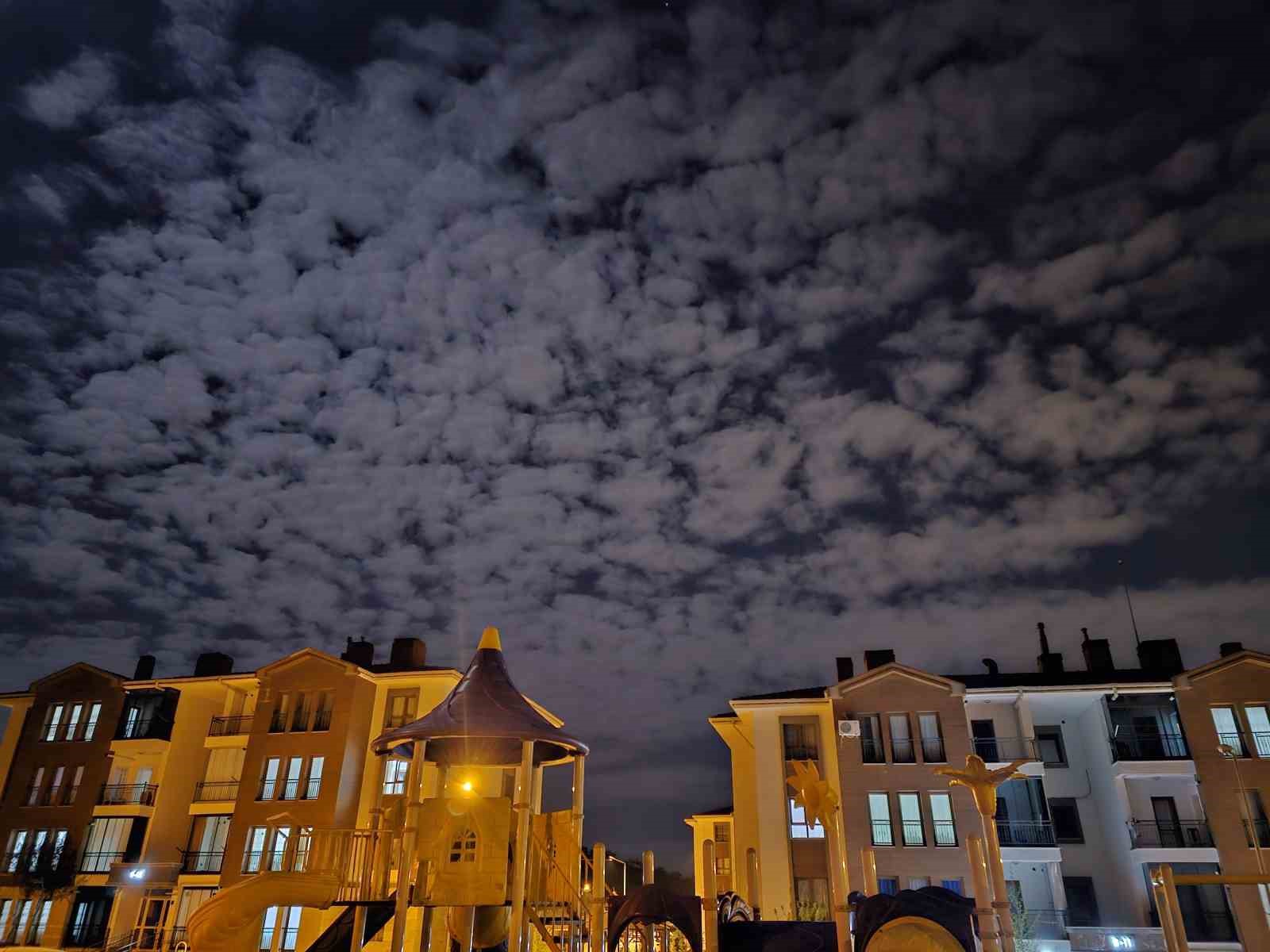 Geceyi aydınlatan doğa şöleni: Elazığ’da eşsiz bulut manzarası
