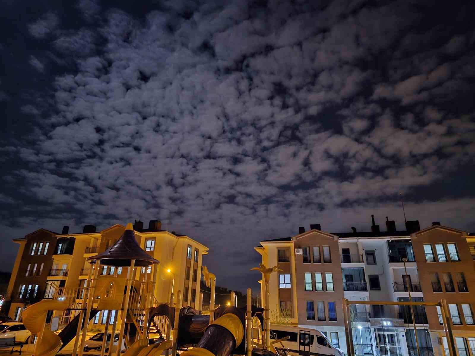 Geceyi aydınlatan doğa şöleni: Elazığ’da eşsiz bulut manzarası
