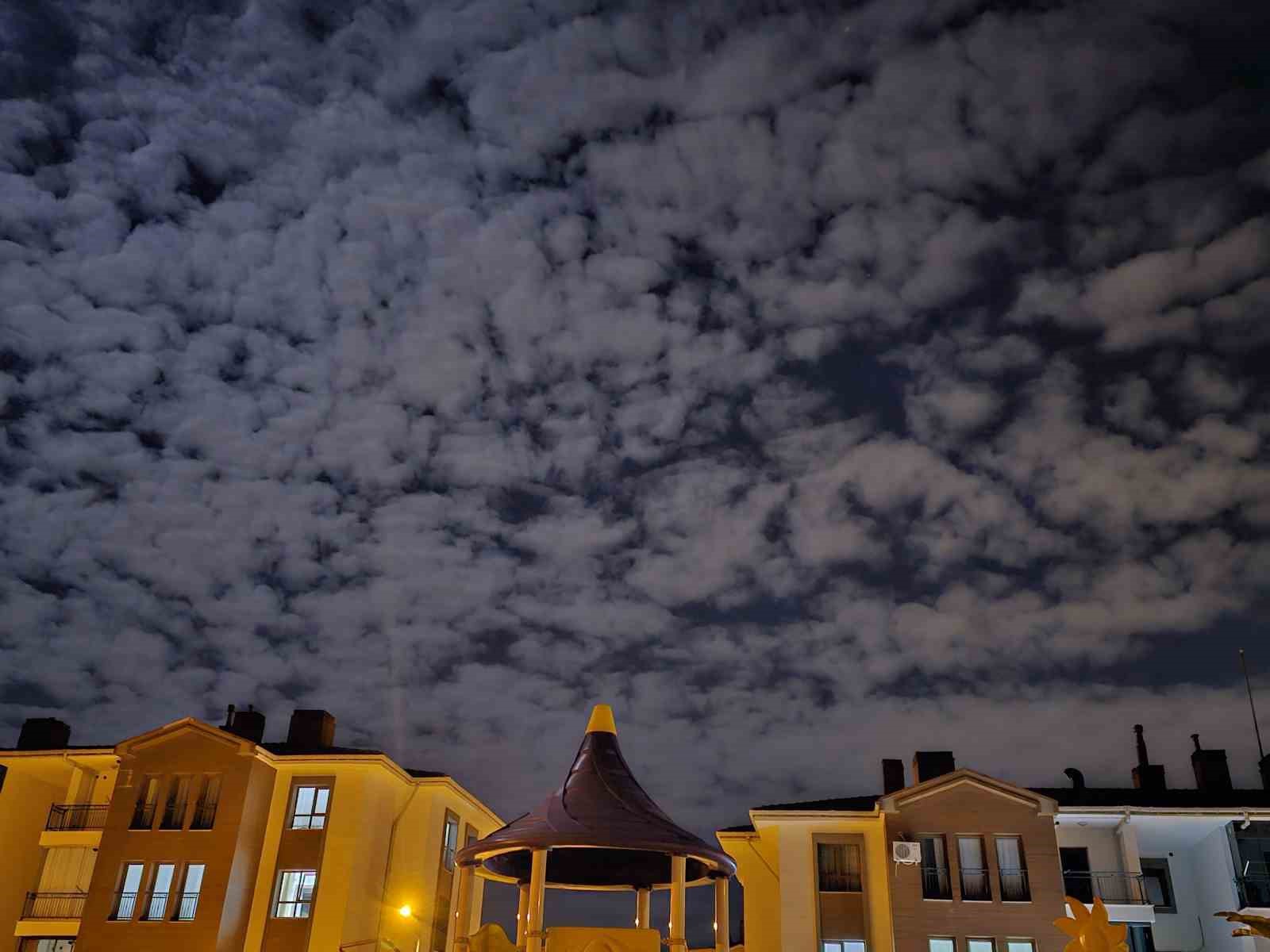 Geceyi aydınlatan doğa şöleni: Elazığ’da eşsiz bulut manzarası
