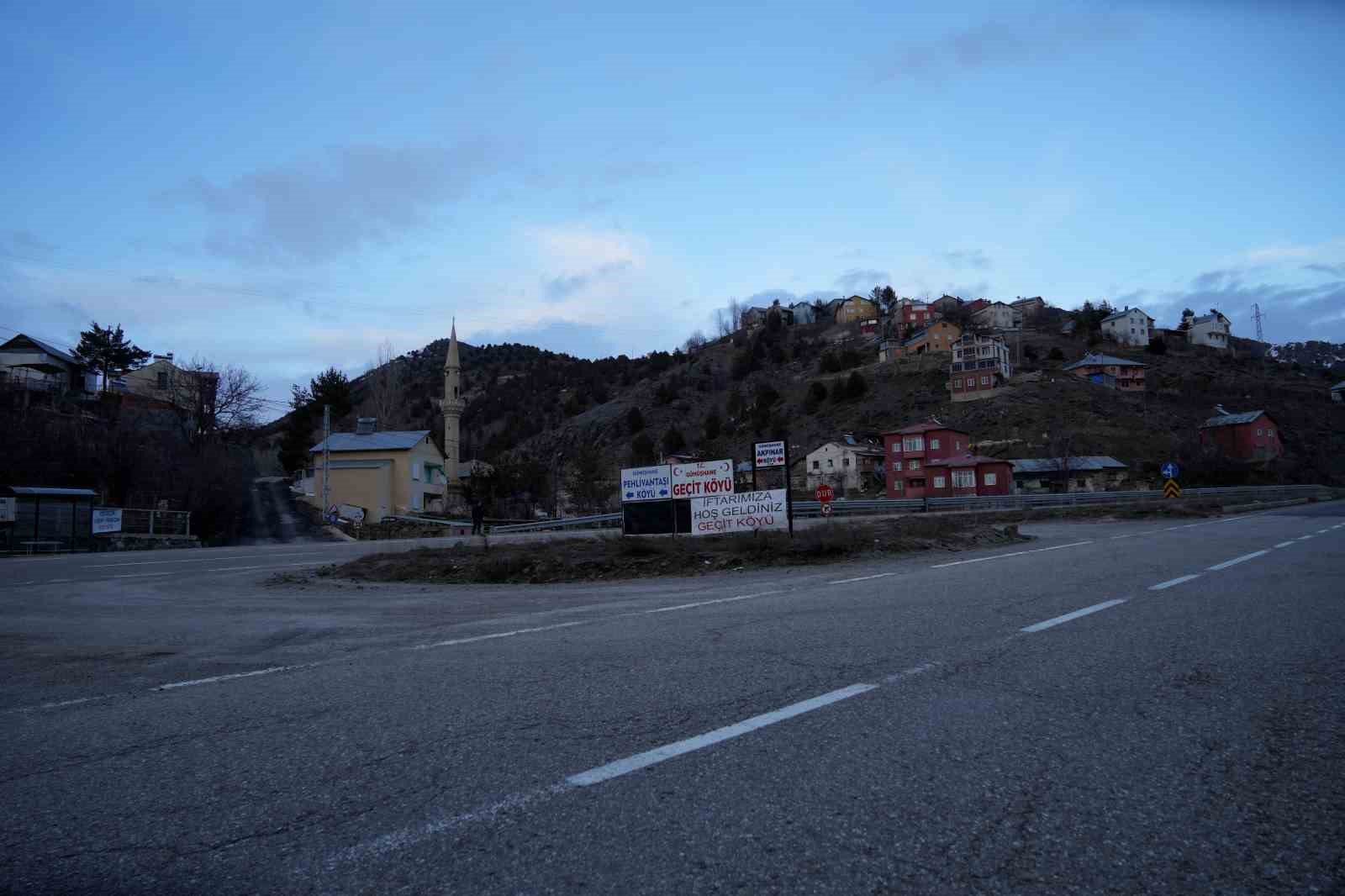 Geçit Köyü’nde 18 yıllık iftar geleneği yoldan geçenleri sofrada buluşturuyor
