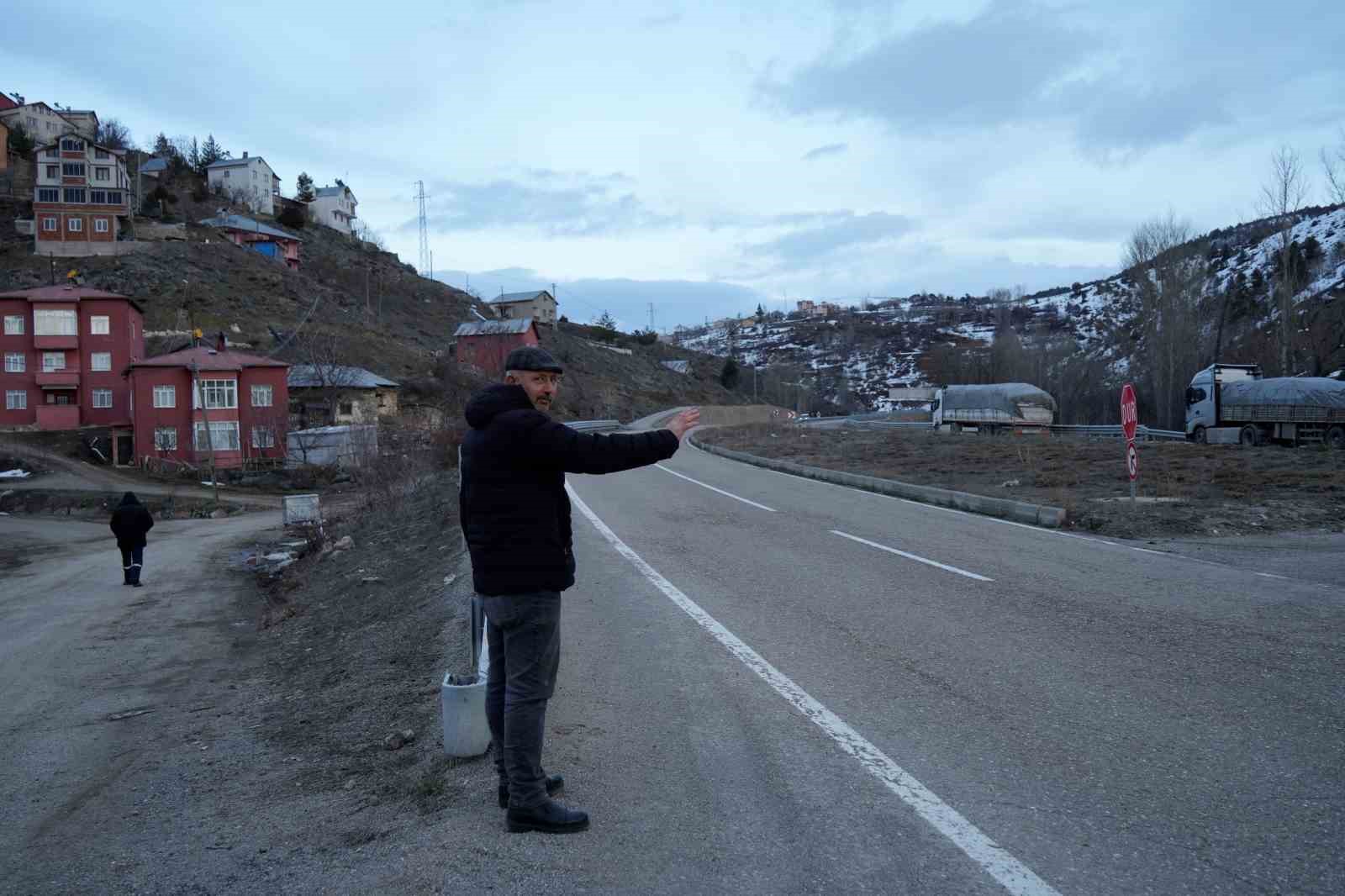 Geçit Köyü’nde 18 yıllık iftar geleneği yoldan geçenleri sofrada buluşturuyor
