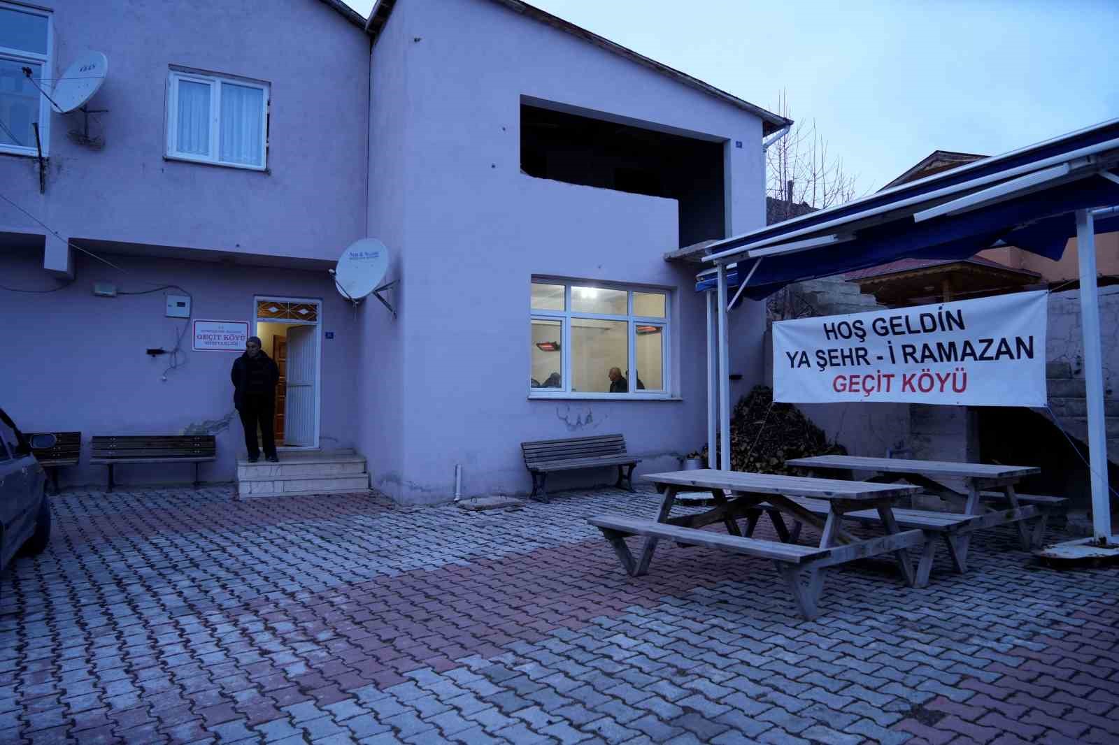 Geçit Köyü’nde 18 yıllık iftar geleneği yoldan geçenleri sofrada buluşturuyor
