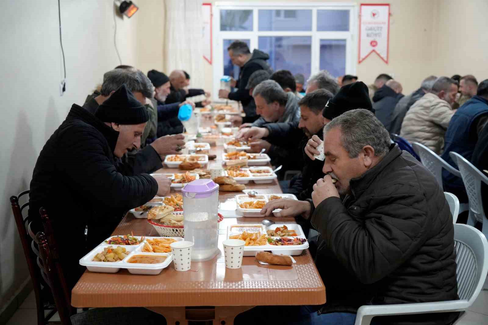 Geçit Köyü’nde 18 yıllık iftar geleneği yoldan geçenleri sofrada buluşturuyor
