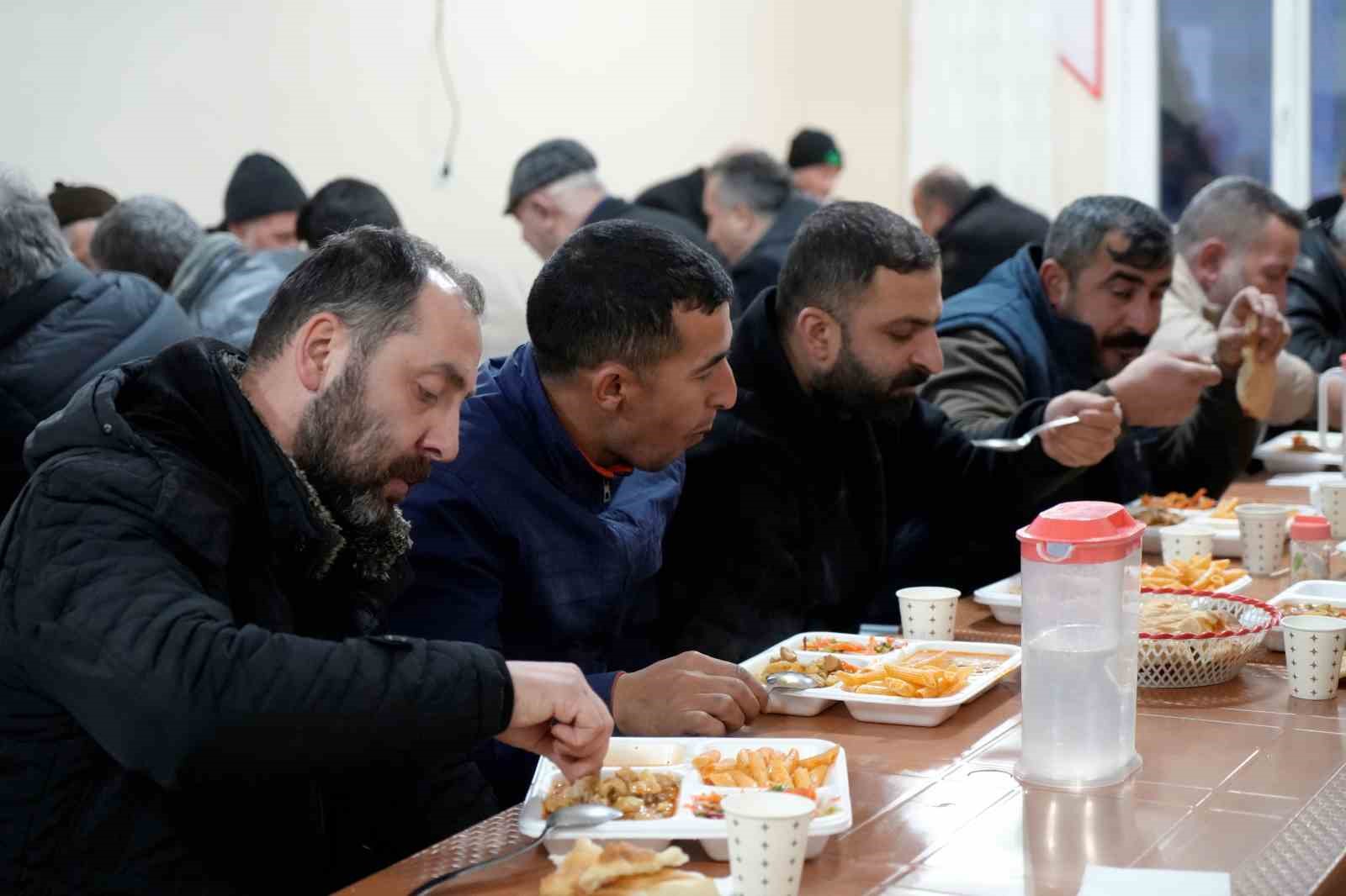 Geçit Köyü’nde 18 yıllık iftar geleneği yoldan geçenleri sofrada buluşturuyor
