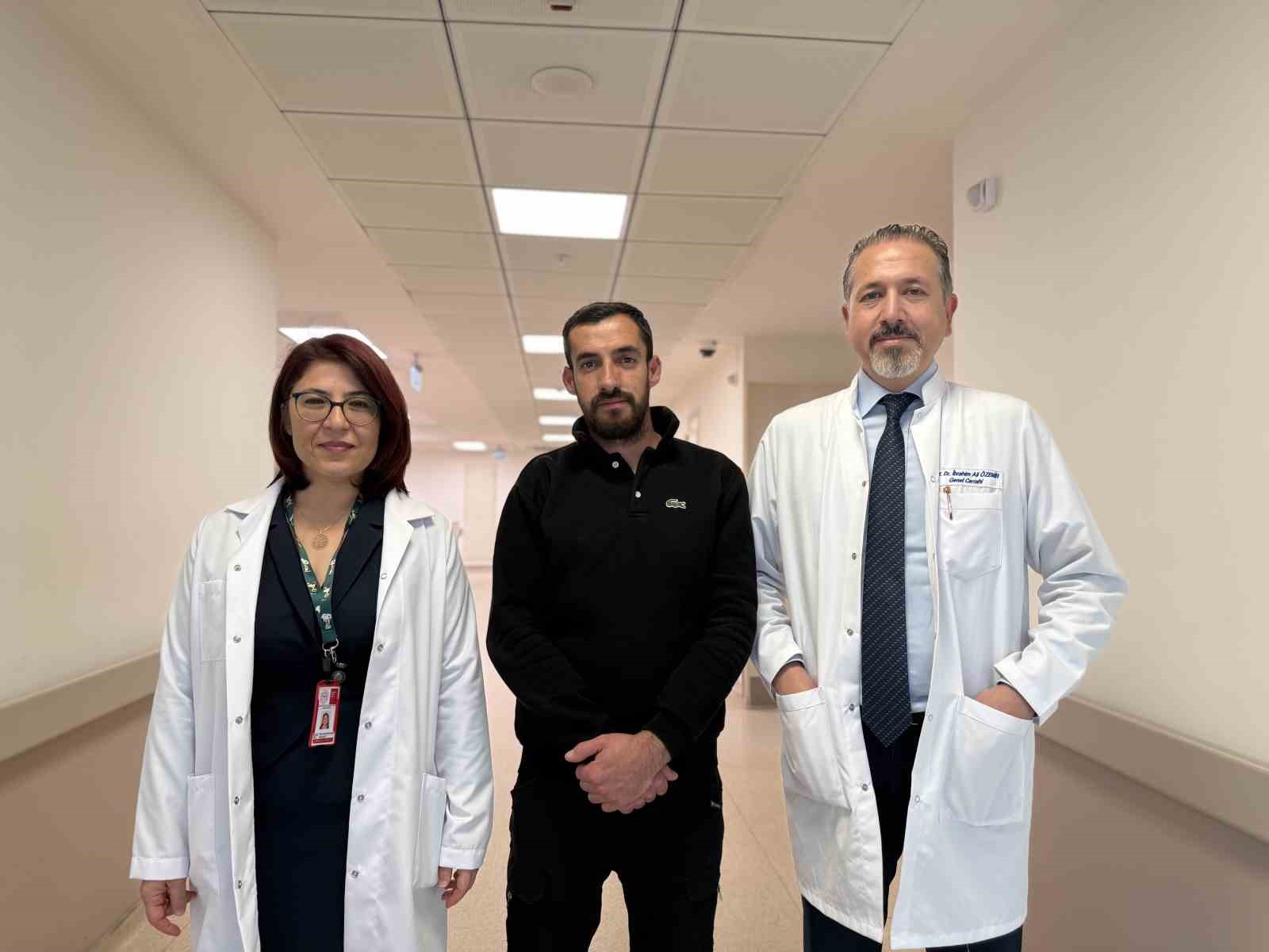 Geçmeyen öksürüğü için gitti, nadir hastalığını öğrendi, 4 ameliyat oldu
Geçmeyen öksürüğü için gitti, nadir hastalığını öğrendi, 4 ameliyat oldu