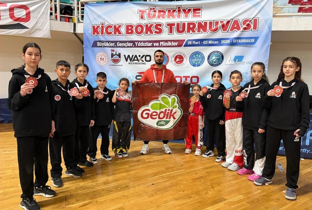 Gedik Piliç’in desteğiyle gelen büyük başarı: Türkiye Kickboks Şampiyonası 10 madalya
Gedik Piliç’in desteğiyle gelen büyük başarı: Türkiye Kickboks Şampiyonası 10 madalya
