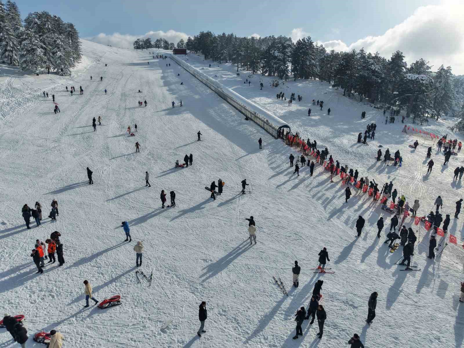 Gediz Murat Dağı Termal Kayak Merkezi’nde kar ve kayak keyfi
