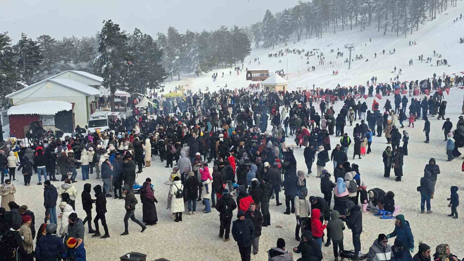Gediz Murat Dağı Termal Kayak Merkezi’nde kar ve kayak keyfi
