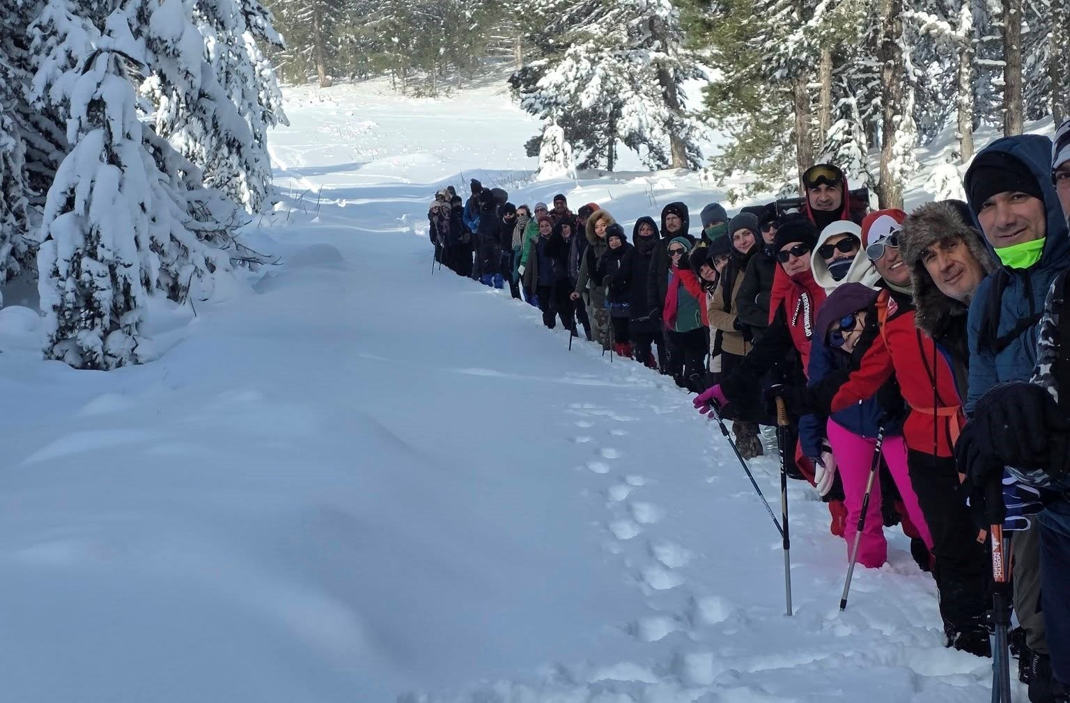 Gediz Murat Dağı Termal ve Kayak Merkezinde kar yürüyüşü
