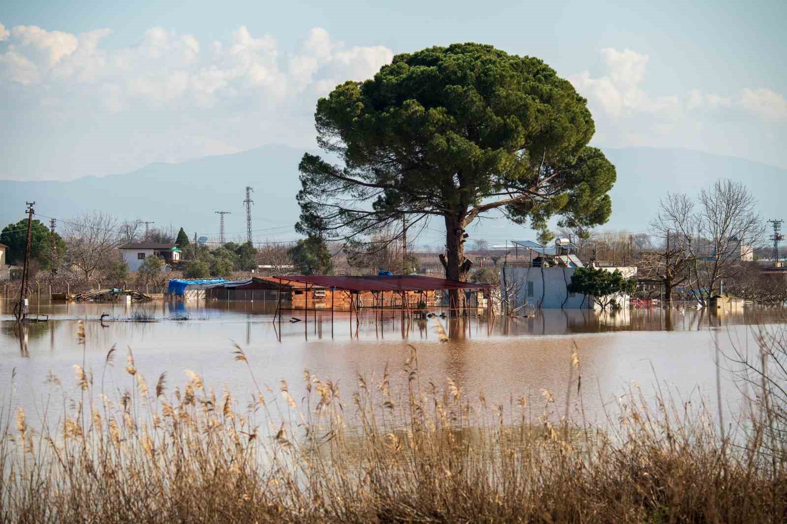 Gediz Nehri taştı, köprüler alarm veriyor

