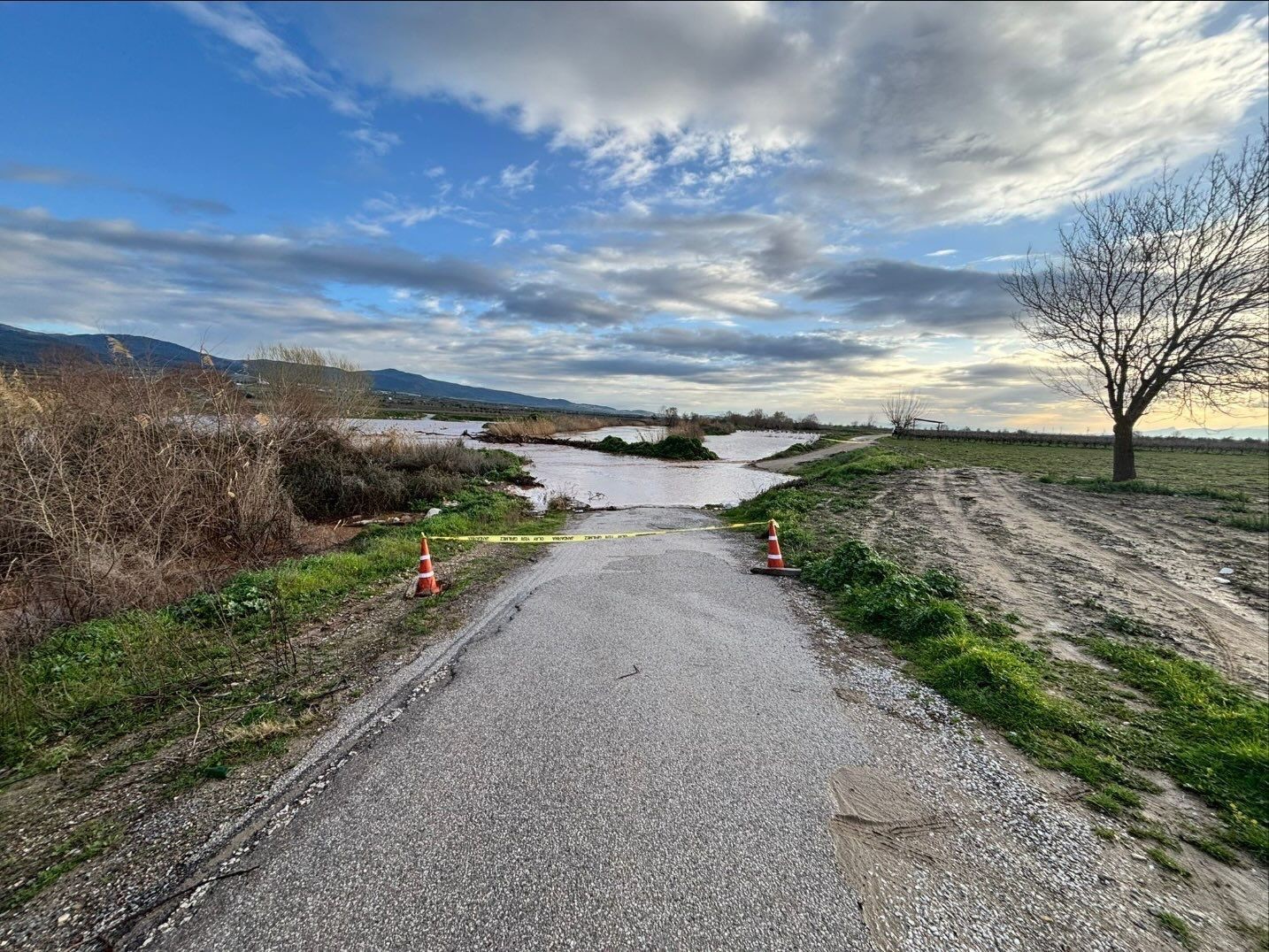 Gediz taştı, köprü sular altında kaldı
