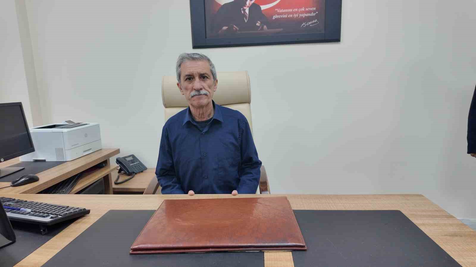 Gediz’de 26 yıldır nüfus müdürlüğü yapan Naci Özdemir emekli oldu
Gediz’de 26 yıldır nüfus müdürlüğü yapan Naci Özdemir emekli oldu