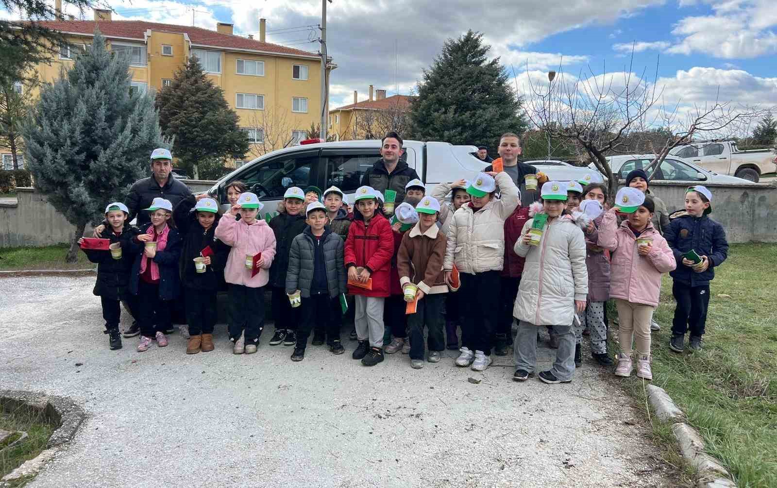 Gediz’de minik eller geleceğe nefes oluyor
