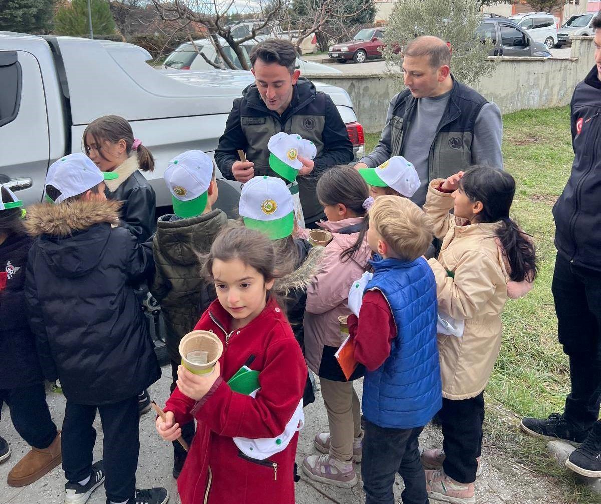 Gediz’de minik eller geleceğe nefes oluyor
