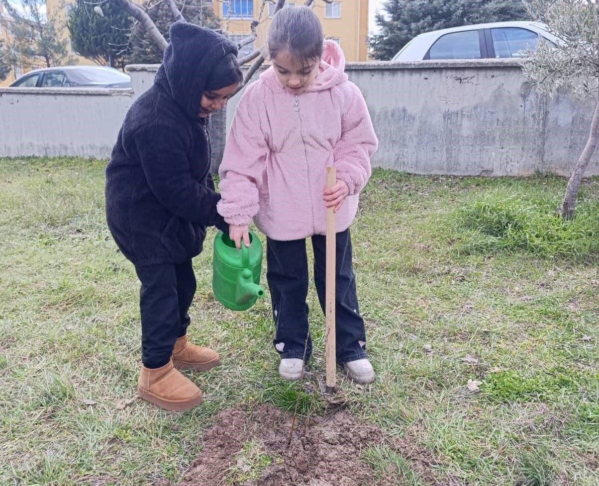 Gediz’de minik eller geleceğe nefes oluyor
