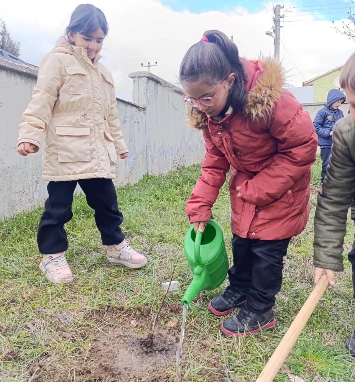 Gediz’de minik eller geleceğe nefes oluyor
