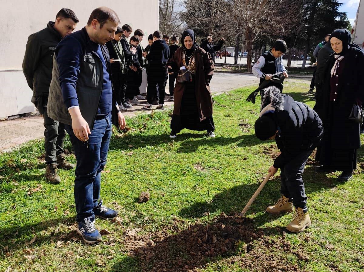 Gediz’de öğrencilerden doğaya anlamlı dokunuş
