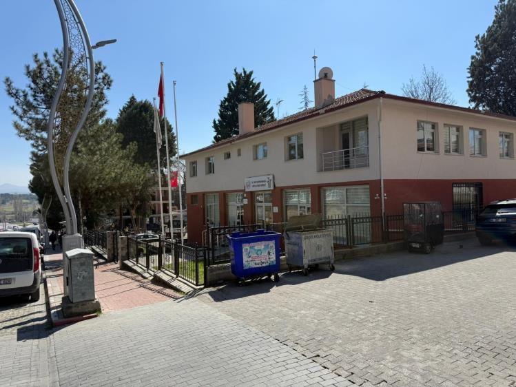 Gediz’de şehrin kalbindeki bina belediyeye kazandırıldı
