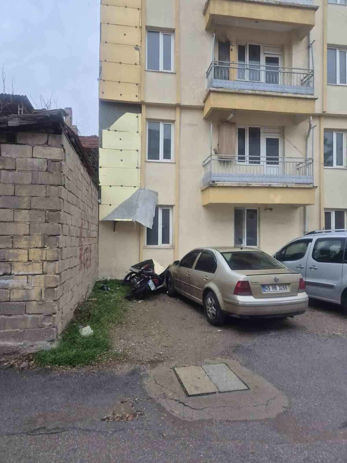 Gediz’de şiddetli rüzgar ağaçları devirdi, binalarda hasara sebep oldu
Gediz’de şiddetli rüzgar ağaçları devirdi, binalarda hasara sebep oldu