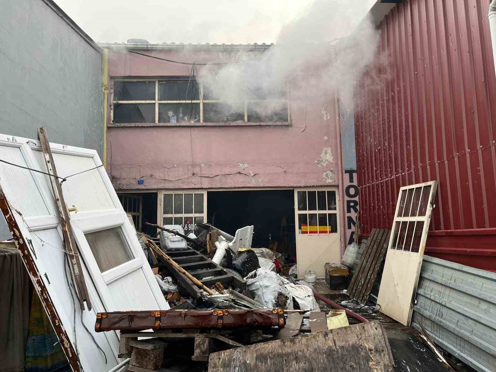 Gediz’de torna atölyesinda yangın
