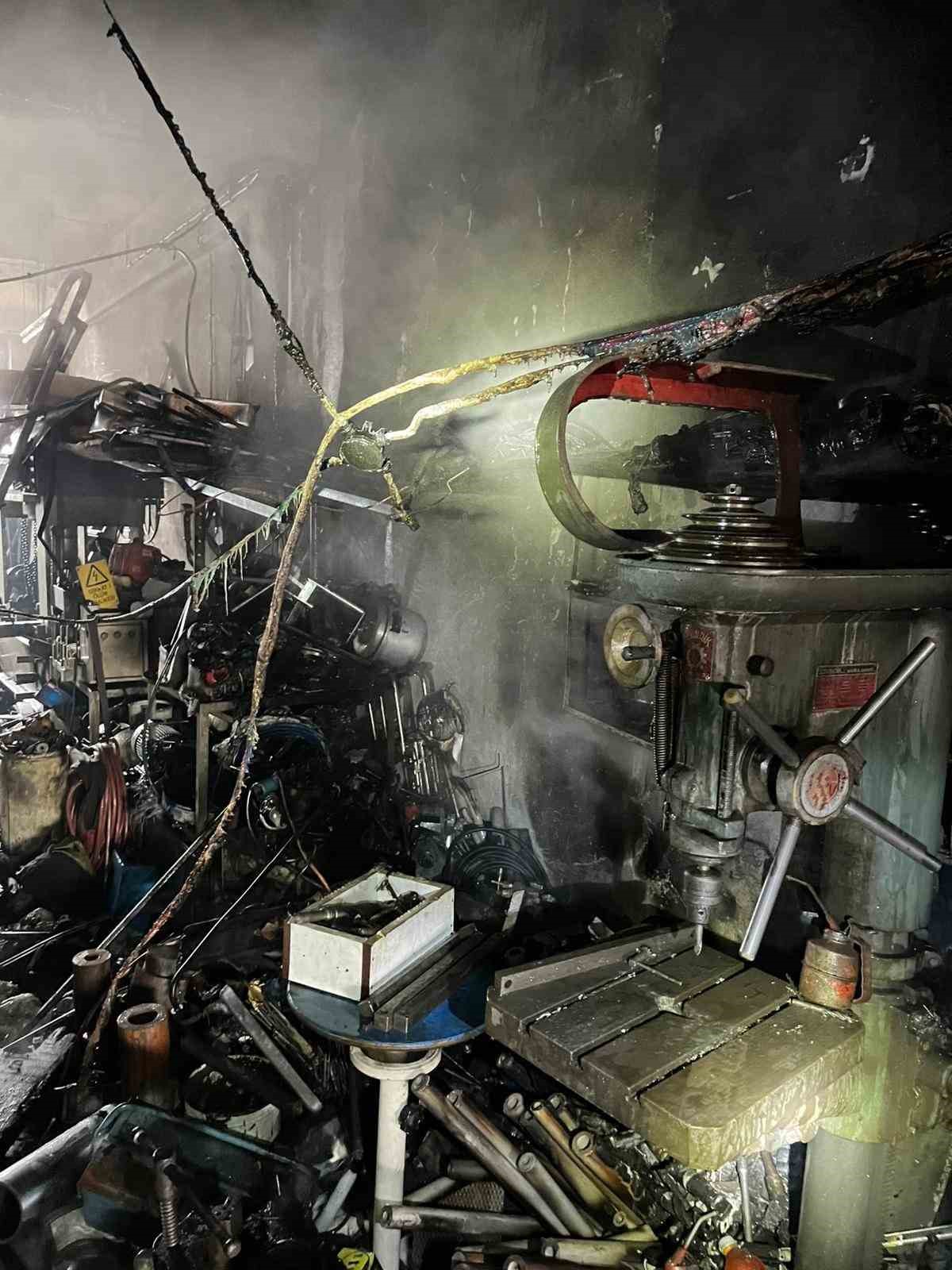 Gediz’de torna atölyesinda yangın
