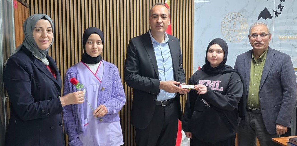 Gedizli öğrencilerden şiddete karşı anlamlı tepki
