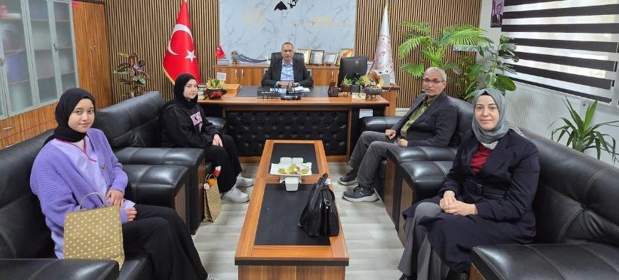 Gedizli öğrencilerden şiddete karşı anlamlı tepki
