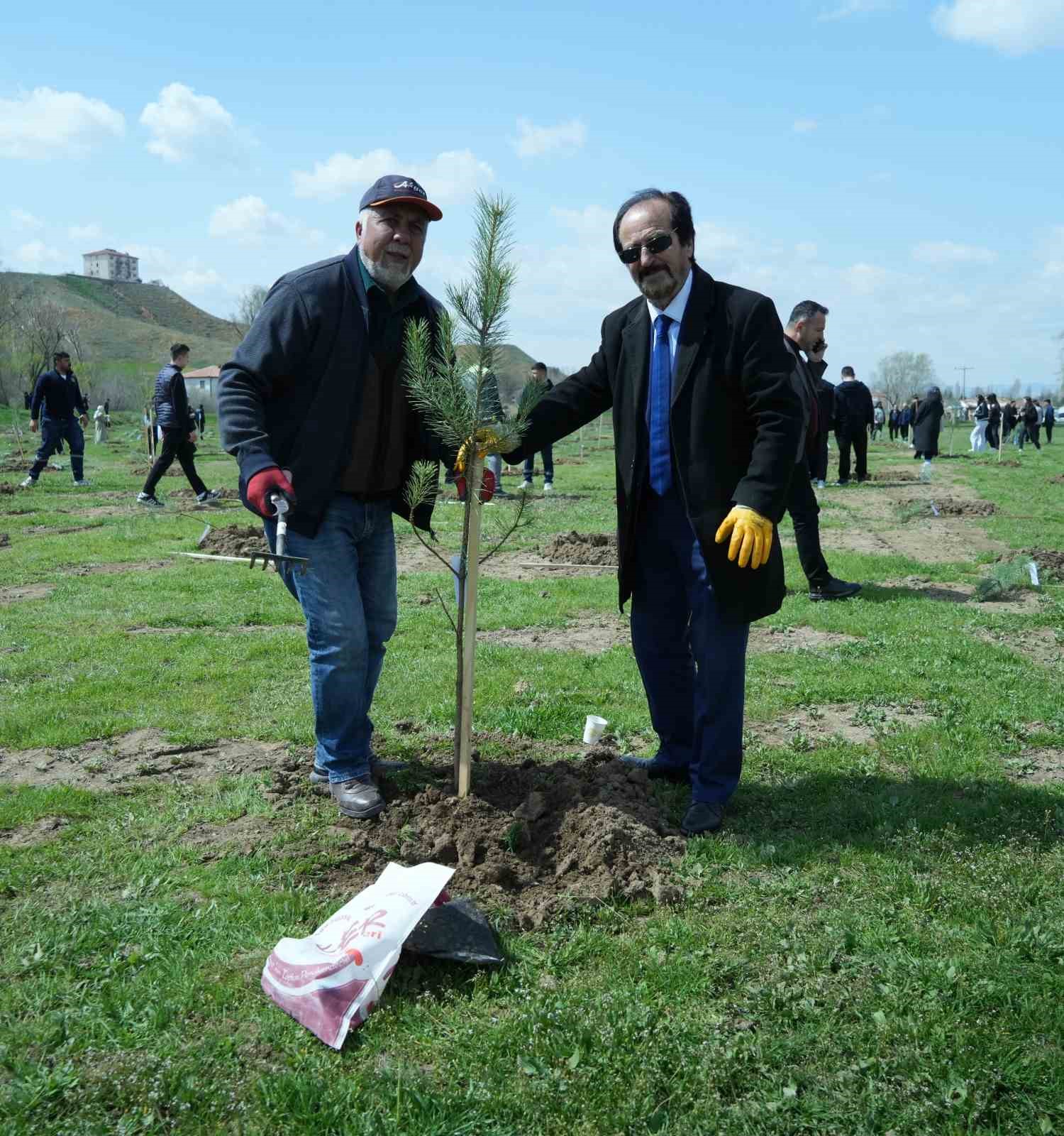 Geleceğe nefes olacak 2 bin fidan toprakla buluştu
