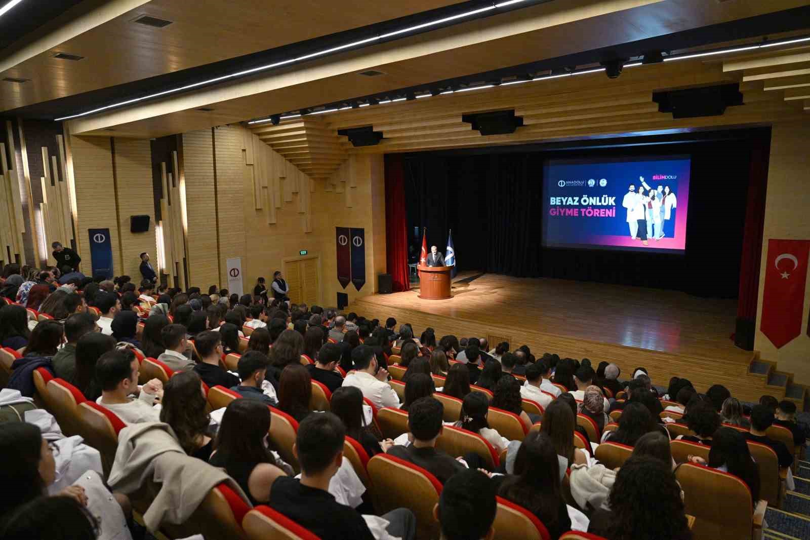 Geleceğin eczacıları düzenlenen törenle beyaz önlüklerini giydi
