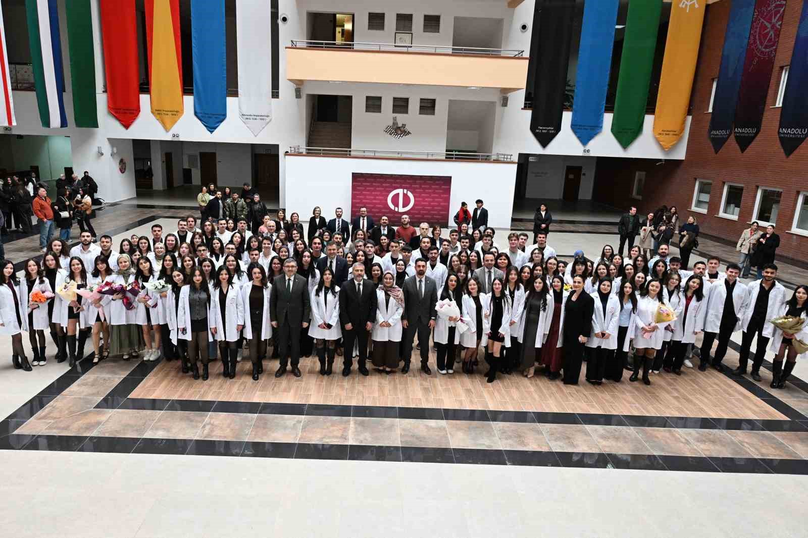 Geleceğin eczacıları düzenlenen törenle beyaz önlüklerini giydi
