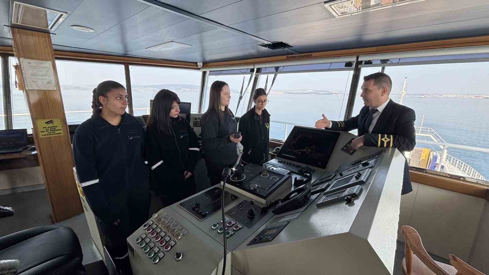 Geleceğin kadın kaptanları denizcilik sektörüne katkı için göreve hazırlanıyor
