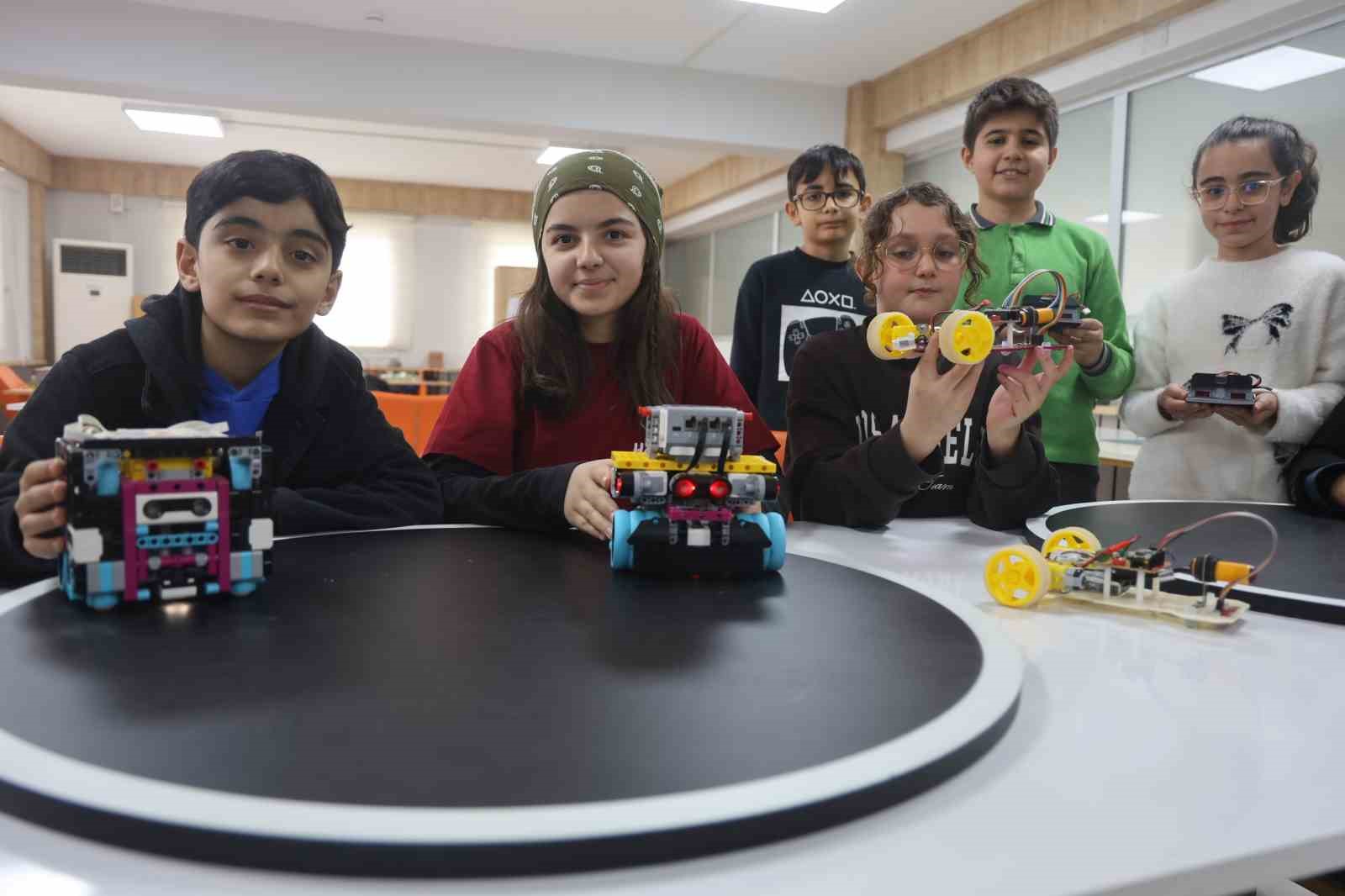 Geleceğin kaşifleri olacak depremzede çocuklar ‘Hataybot’ Robot Yarışması’na hazırlanıyorlar
