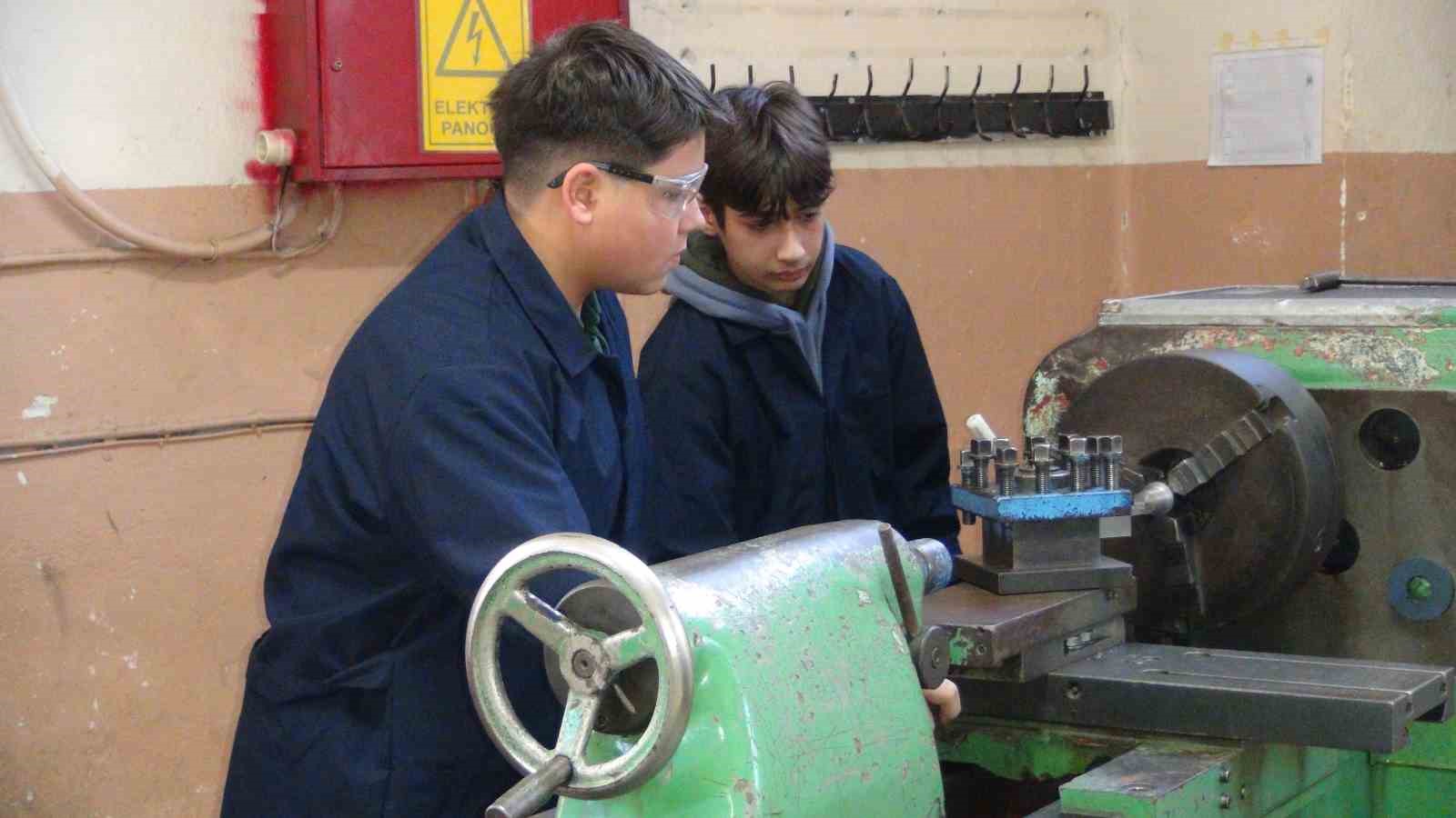 Geleceğin savunma sanayi uzmanları Manisa’da yetişecek
Geleceğin savunma sanayi uzmanları Manisa’da yetişecek