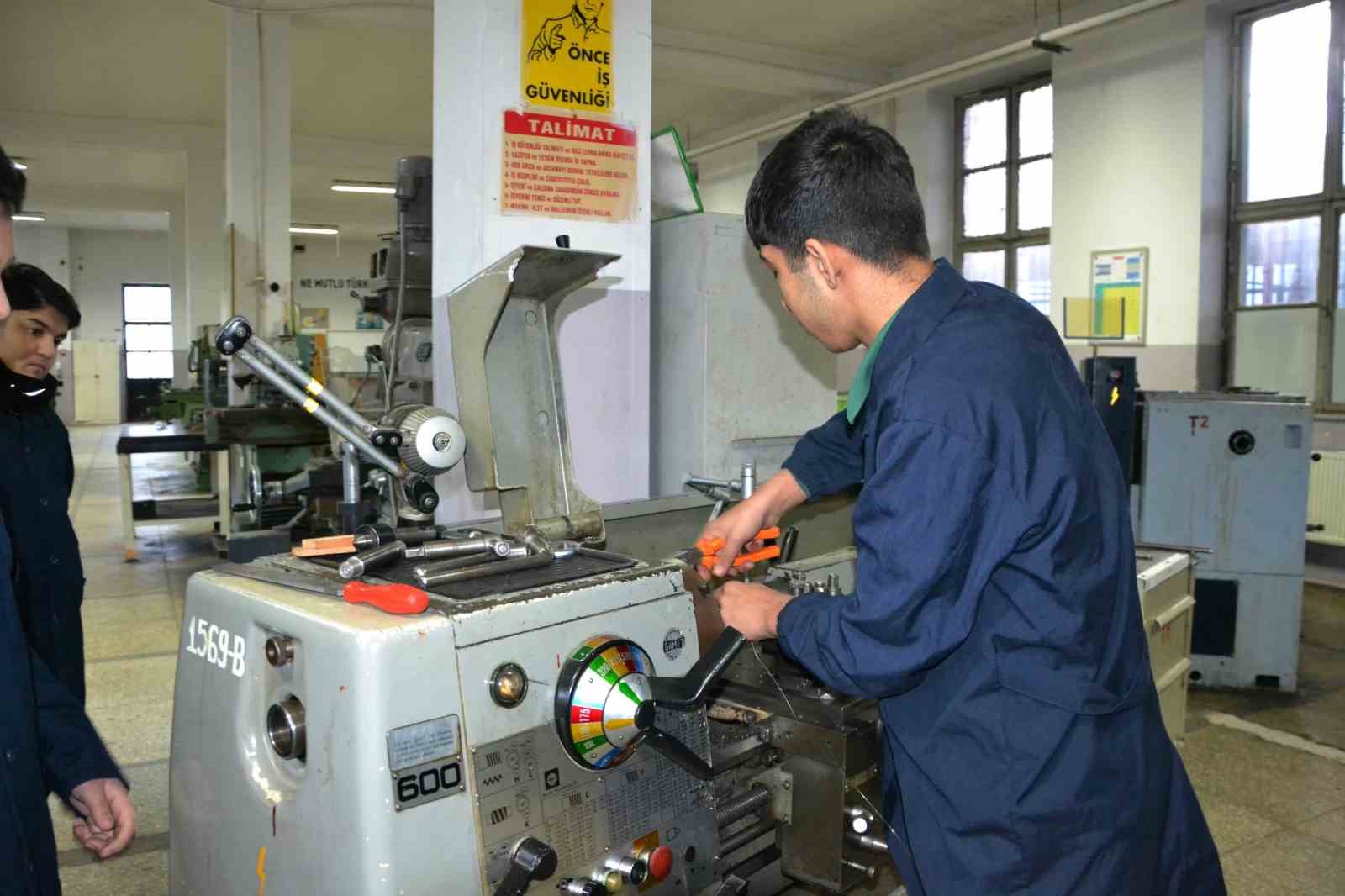 Geleceğin savunma sanayi uzmanları Manisa’da yetişecek
Geleceğin savunma sanayi uzmanları Manisa’da yetişecek