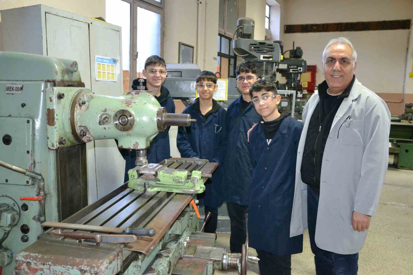 Geleceğin savunma sanayi uzmanları Manisa’da yetişecek
Geleceğin savunma sanayi uzmanları Manisa’da yetişecek