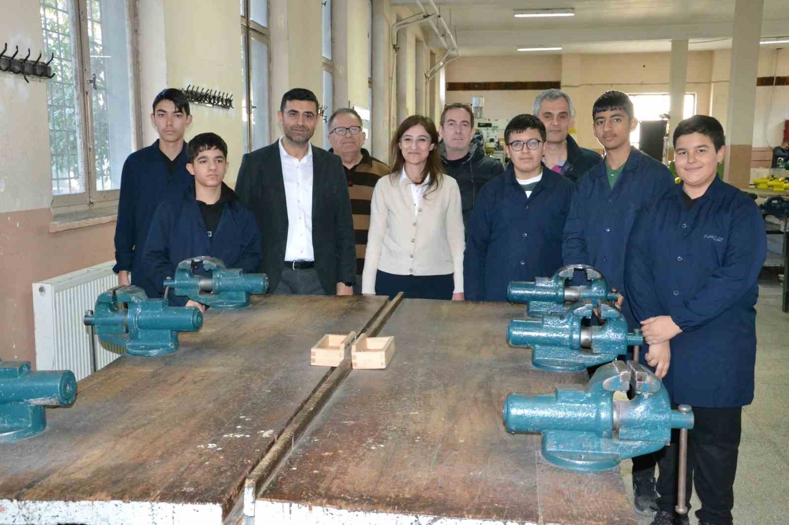 Geleceğin savunma sanayi uzmanları Manisa’da yetişecek
Geleceğin savunma sanayi uzmanları Manisa’da yetişecek