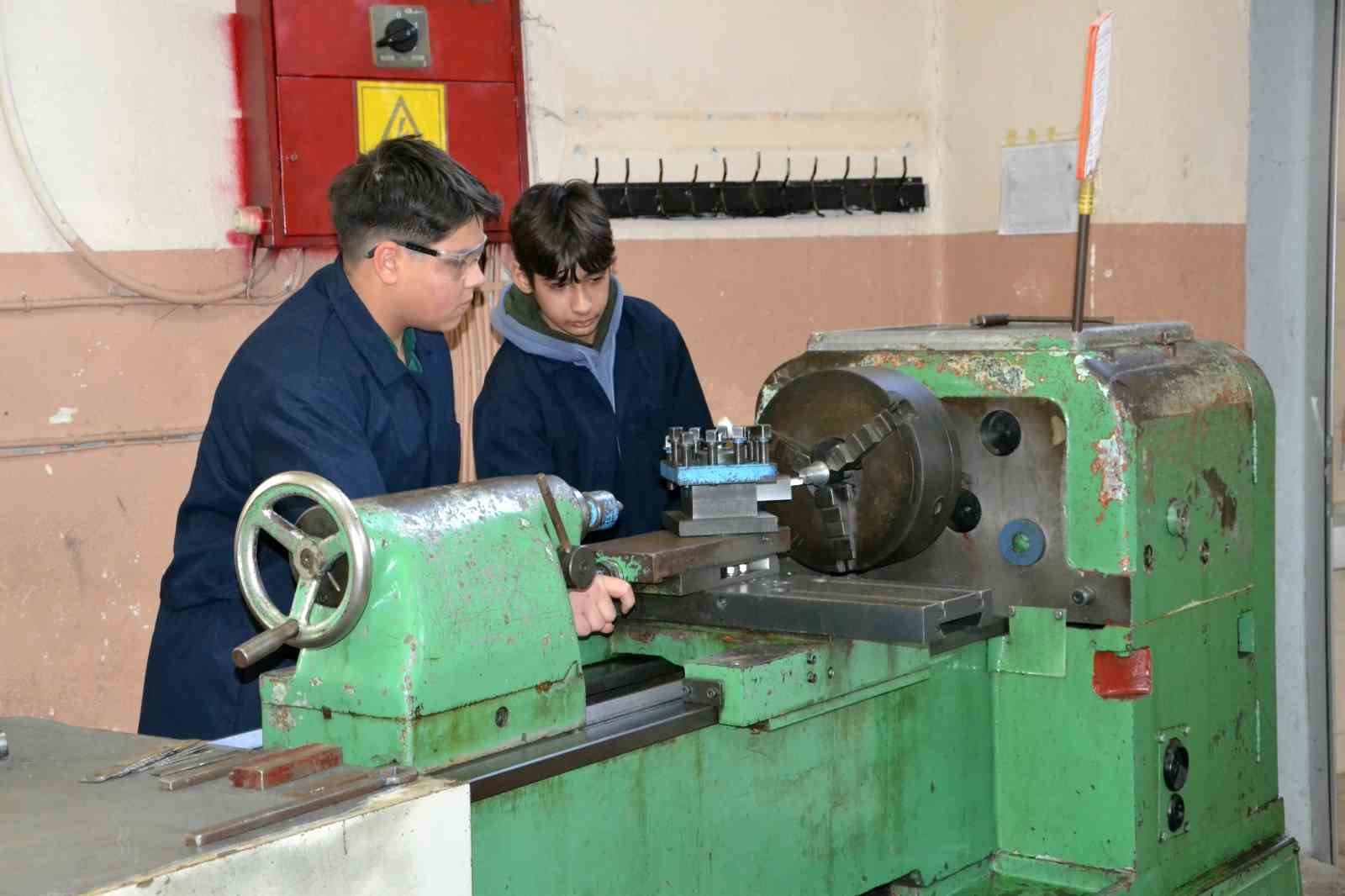 Geleceğin savunma sanayi uzmanları Manisa’da yetişecek
Geleceğin savunma sanayi uzmanları Manisa’da yetişecek