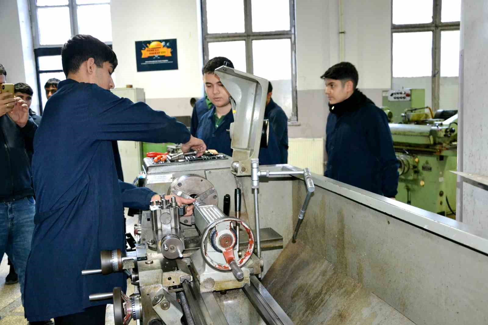 Geleceğin savunma sanayi uzmanları Manisa’da yetişecek
Geleceğin savunma sanayi uzmanları Manisa’da yetişecek